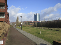 906796 Gezicht op het speelterrein langs de Eelderdiephof te Utrecht, met op de achtergrond de kantoortoren van het ...